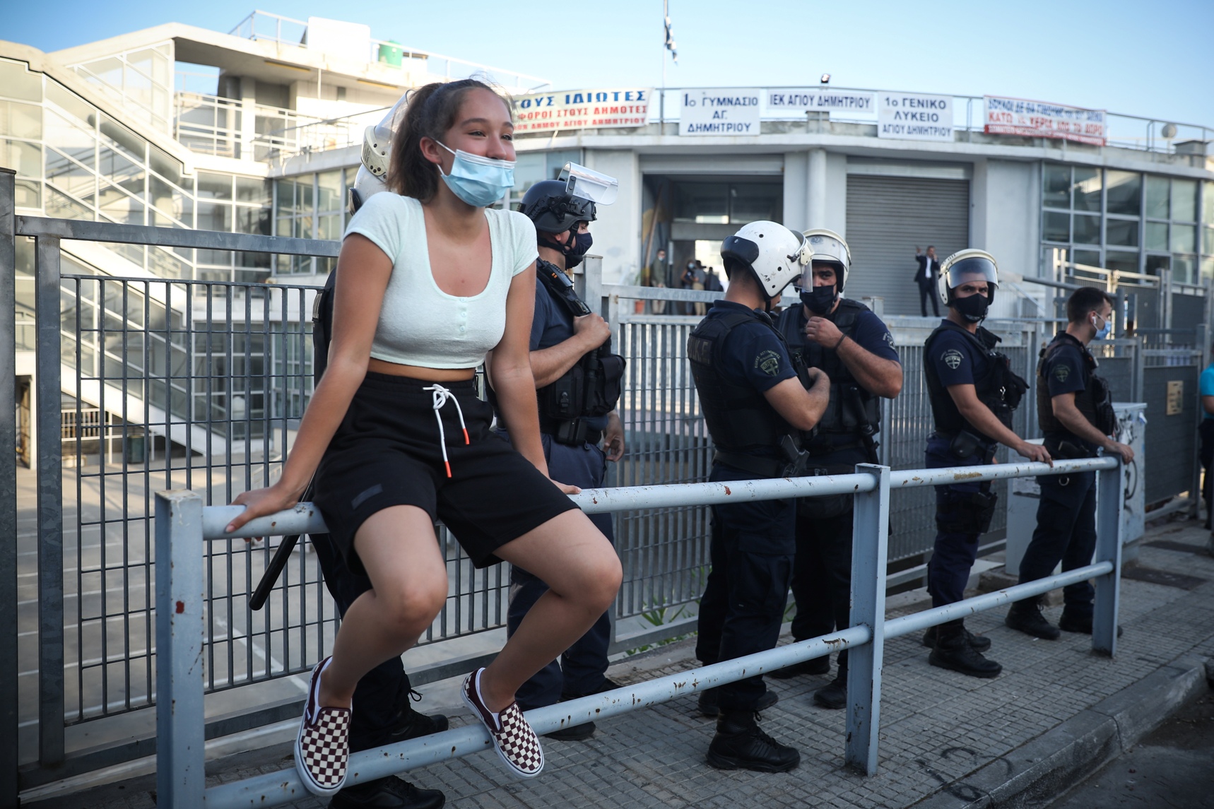 ΣΥΓΚΕΝΤΡΩΣΗ ΔΙΑΜΑΡΤΥΡΙΑΣ ΚΑΘΗΓΗΤΩΝ ΓΟΝΕΩΝ ΚΑΙ ΦΟΡΕΩΝ ΤΗΣ ΠΕΡΙΟΧΗΣ ΕΞΩ ΑΠΟ ΤΟ ΣΧΟΛΕΙΟ ΣΤΟΝ ΑΓΙΟ ΔΗΜΗΤΡΙΟ ΠΟΥ ΣΕ ΛΙΓΟ ΘΑ ΠΑΡΟΥΣΙΑΣΤΕΙ ΤΟ Ν/Σ ΓΙΑ ΤΗΝ ΠΑΙΔΕΙΑ ΑΠΟ ΤΟΝ ΠΡΩΘΥΠΟΥΡΓΟ ΚΑΙ ΤΗΝ ΥΠ.ΠΑΙΔΕΙΑΣ (EUROKINISSI/ΓΙΩΡΓΟΣ ΚΟΝΤΑΡΙΝΗΣ)