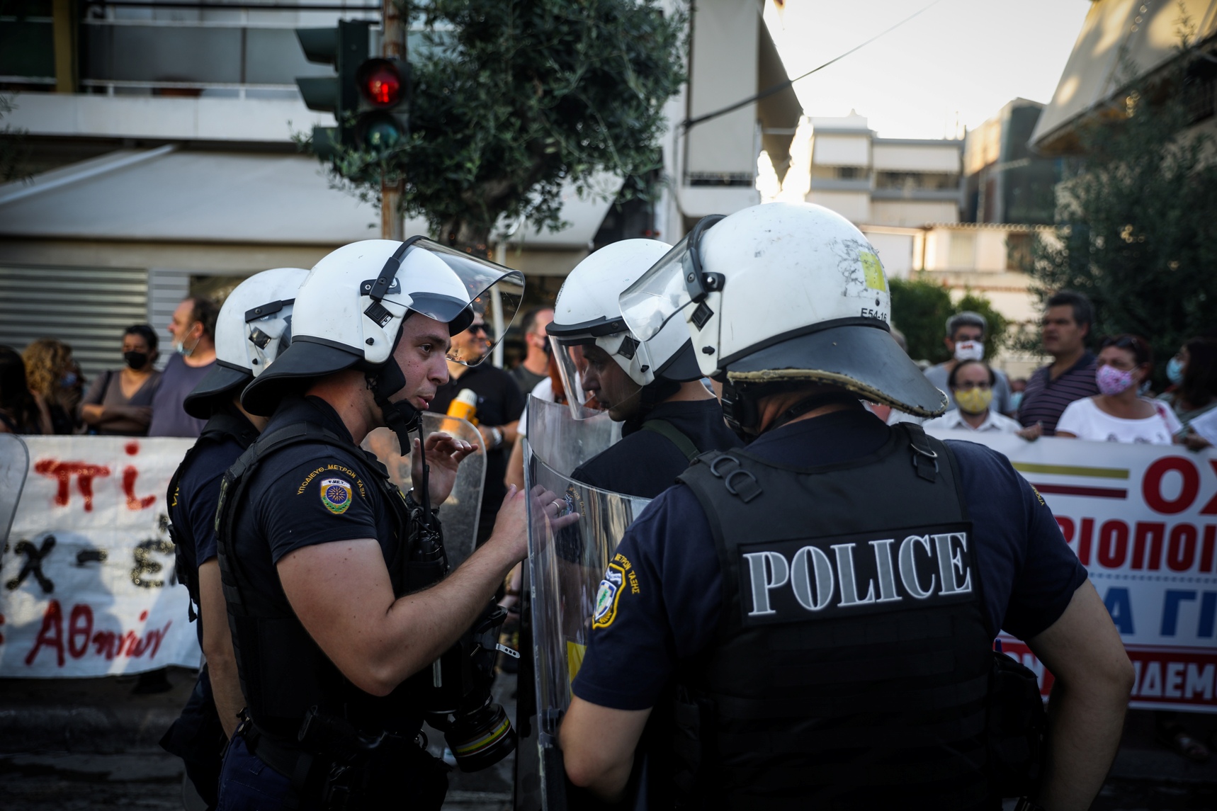 ΣΥΓΚΕΝΤΡΩΣΗ ΔΙΑΜΑΡΤΥΡΙΑΣ ΚΑΘΗΓΗΤΩΝ ΓΟΝΕΩΝ ΚΑΙ ΦΟΡΕΩΝ ΤΗΣ ΠΕΡΙΟΧΗΣ ΕΞΩ ΑΠΟ ΤΟ ΣΧΟΛΕΙΟ ΣΤΟΝ ΑΓΙΟ ΔΗΜΗΤΡΙΟ ΠΟΥ ΣΕ ΛΙΓΟ ΘΑ ΠΑΡΟΥΣΙΑΣΤΕΙ ΤΟ Ν/Σ ΓΙΑ ΤΗΝ ΠΑΙΔΕΙΑ ΑΠΟ ΤΟΝ ΠΡΩΘΥΠΟΥΡΓΟ ΚΑΙ ΤΗΝ ΥΠ.ΠΑΙΔΕΙΑΣ (EUROKINISSI/ΓΙΩΡΓΟΣ ΚΟΝΤΑΡΙΝΗΣ)