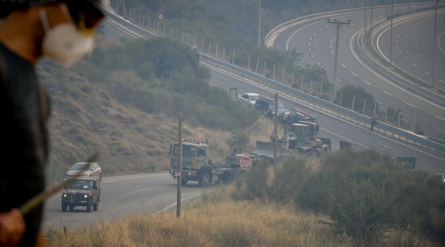 Πυρκαγιά στην Βορειοανατολική Αττική, Παρασκευή 6 Αυγούστου 2021. Στιγμιότυπο από την αναζωπύρωση στις Αφίδνες , η πυρκαγιά πέρασε στην Εθνική οδό Αθηνών Λαμίας,μάχη των επίγειων δυνάμεων να την σταματήσουν, Παρασκευή 6 Αυγούστου 2021 (ΤΑΤΙΑΝΑ ΜΠΟΛΑΡΗ/ EUROKINISSI