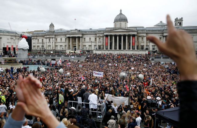 Protesters demonstrate against the lockdown and use of face masks in Trafalgar Square, amid the coronavirus disease (COVID-19) outbreak, in London, Britain, August 29, 2020. REUTERS/Henry Nicholls