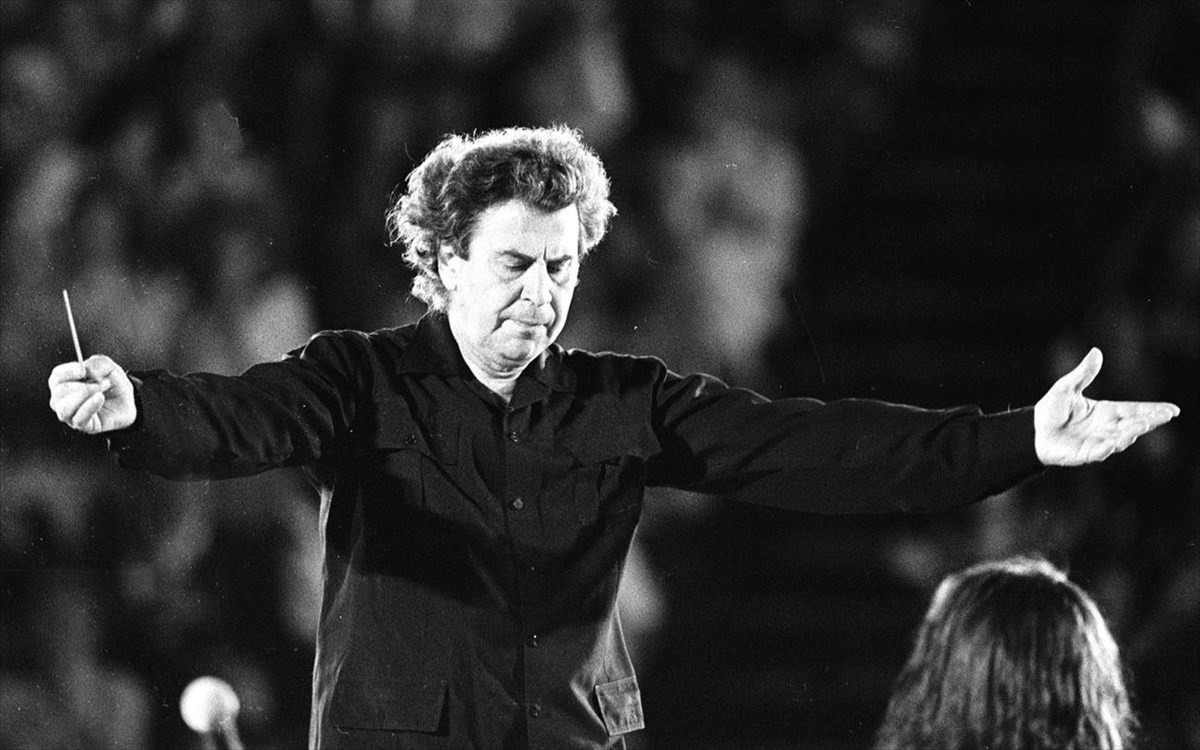 mikis-theodorakis-1983