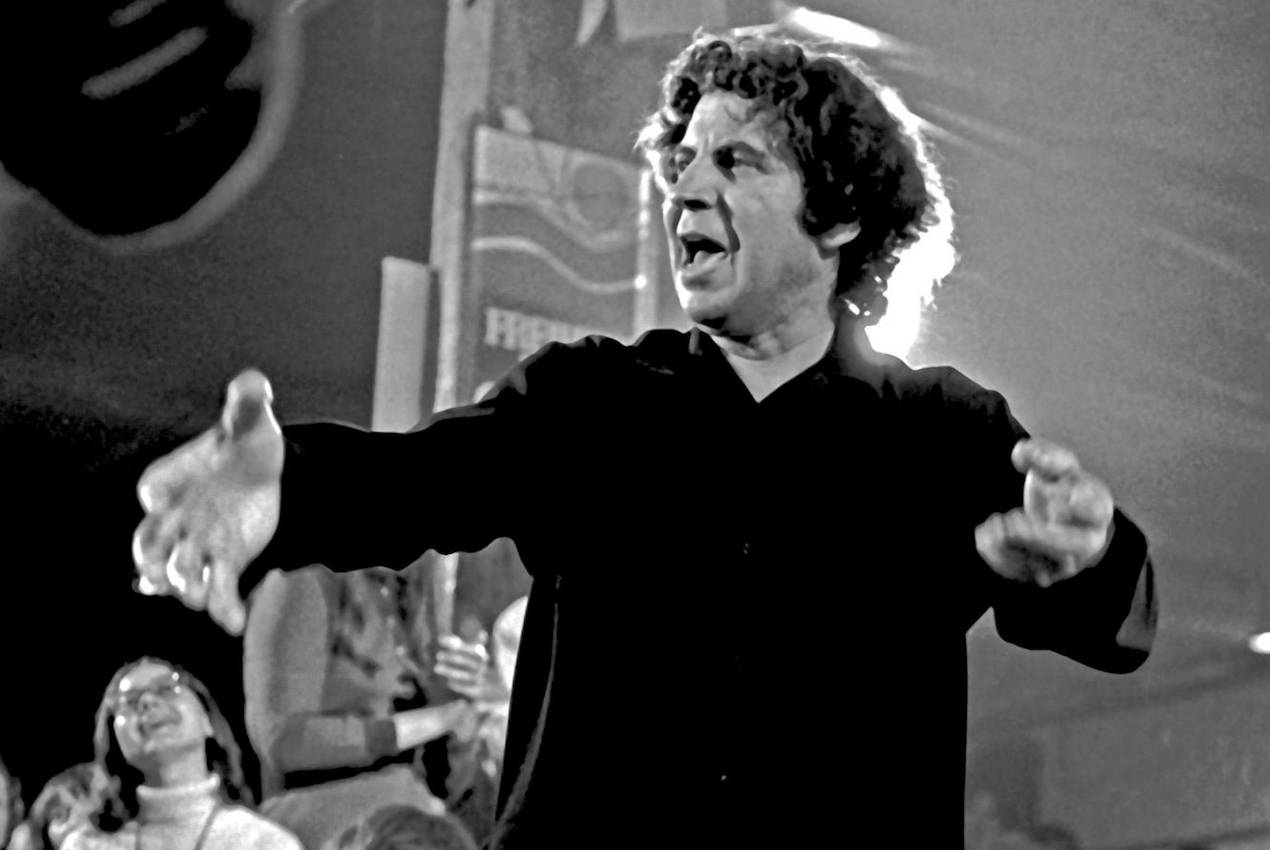 o-mikis-theodorakis-kathorizei-tin-eikona-mas-gia-tin-ellada-