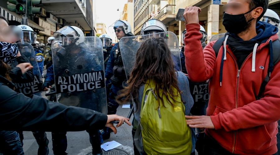 Χημικά και προσαγωγές από την αστυνομία, όταν ομάδα συγκεντρωμένων νωρίτερα  στα Προπύλαια ενάντια στην υποχρεωτική λήψη DNA στα Πανεπιστήμια, αποχωρούσε πρός τα Εξάρχεια, Τρίτη 26 Οκτωβρίου 2021 (ΜΙΧΑΛΗΣ ΚΑΡΑΓΙΑΝΝΗΣ/ EUROKINISSI)