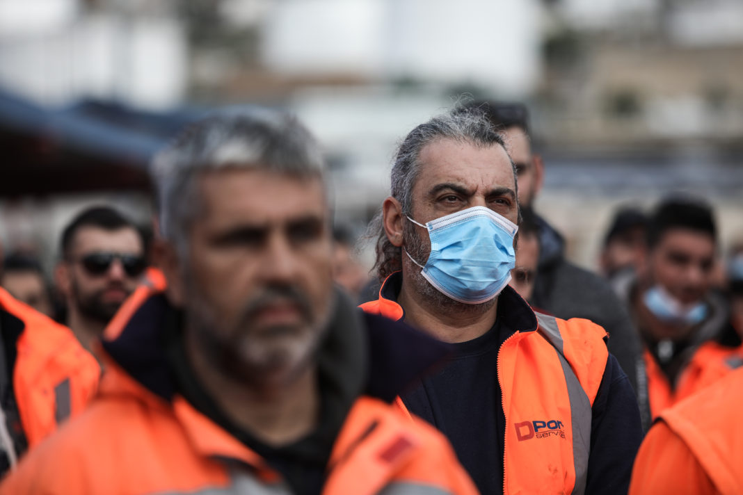 Συγκέντρωση εργαζόμενων στην COSCO στην πύλη ΣΕΜΠΟ, στα πλαίσια της 24ωρης απεργίας για τον θάνατο 45χρονου ναυτεργάτη , Τρίτη 26 Οκτωβρίου 2021  (ΣΩΤΗΡΗΣ ΔΗΜΗΤΡΟΠΟΥΛΟΣ/EUROKINISSI)