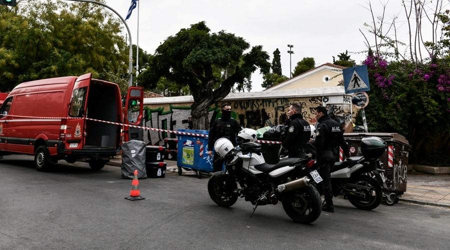 Eπιχείρηση περισυλλογής δύο ύποπτων φακέλων από χώρο γραφείων επί της οδού Αρχιμήδους στην Αθήνα από  ειδική ομάδα της 1ης Ε.Μ.Α.Κ., Πέμπτη 11 Νοεμβρίου 2021.
(ΤΑΤΙΑΝΑ ΜΠΟΛΑΡΗ/EUROKINISSI)