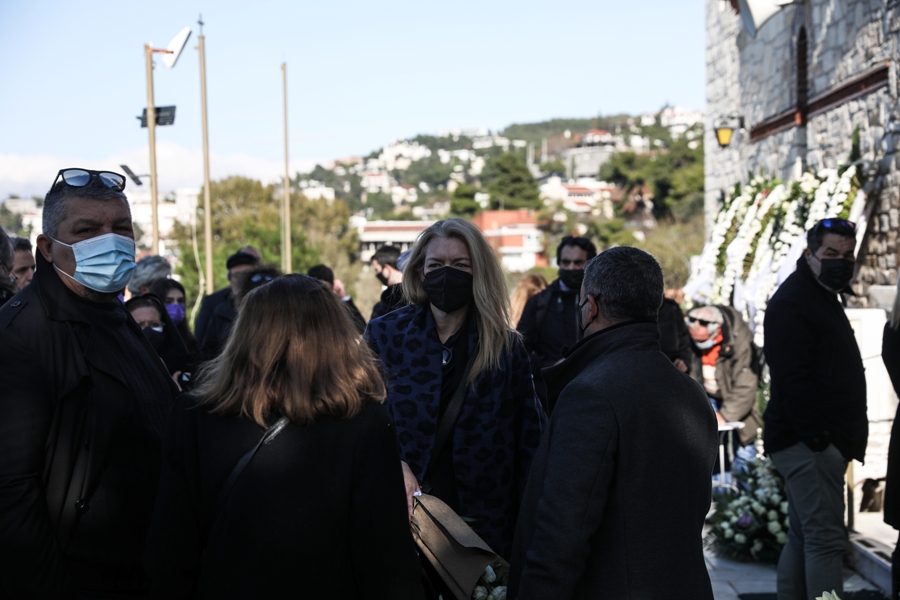 Κηδεία του δημοσιογράφου και εκδότη Γιώργου Τράγκα, που έφυγε από τη ζωή σε ηλικία 72 ετών από κορωνοϊό, από τον ιερό ναό Παναγίας της Ελευθερώτριας, στην Κηφισιά, Πέμπτη 16 Δεκεμβρίου 2021. (ΣΩΤΗΡΗΣ ΔΗΜΗΤΡΟΠΟΥΛΟΣ/EUROKINISSI)