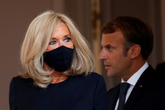 French President Emmanuel Macron and his wife Brigitte Macron welcomes Chile's President Sebastian Pinera (not seen) as he arrives for a meeting at the Elysee Palace in Paris, France, September 6, 2021. REUTERS/Gonzalo Fuentes