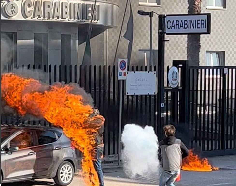 uomo-fuoco-carabinieri-rende