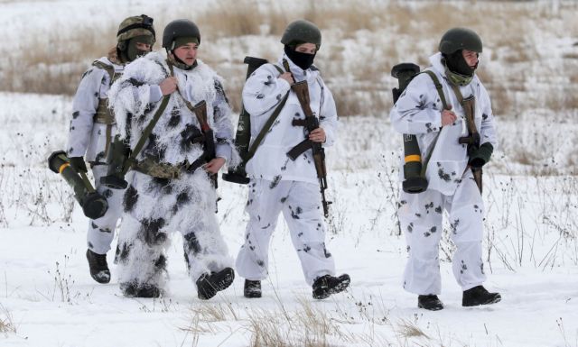 FILE PHOTO: Ukrainian service members walk with M141 Bunker Defeat Munition weapons supplied by the United States during drills at the International Peacekeeping Security Centre near Yavoriv in the Lviv region, Ukraine, February 4, 2022. REUTERS/Roman Baluk/File Photo