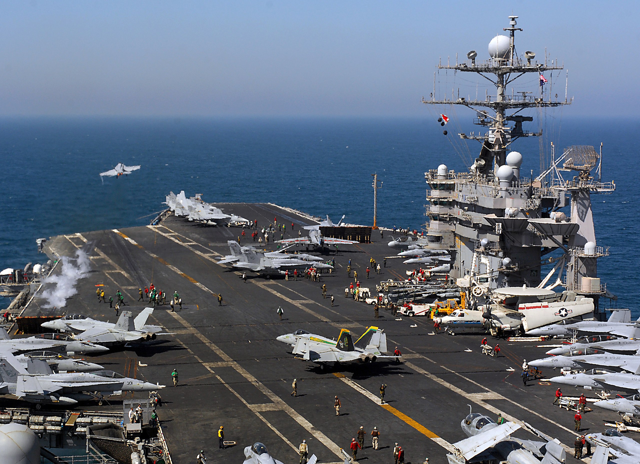 2560px-USS_Harry_S._Truman_CVN-75_flight_deck