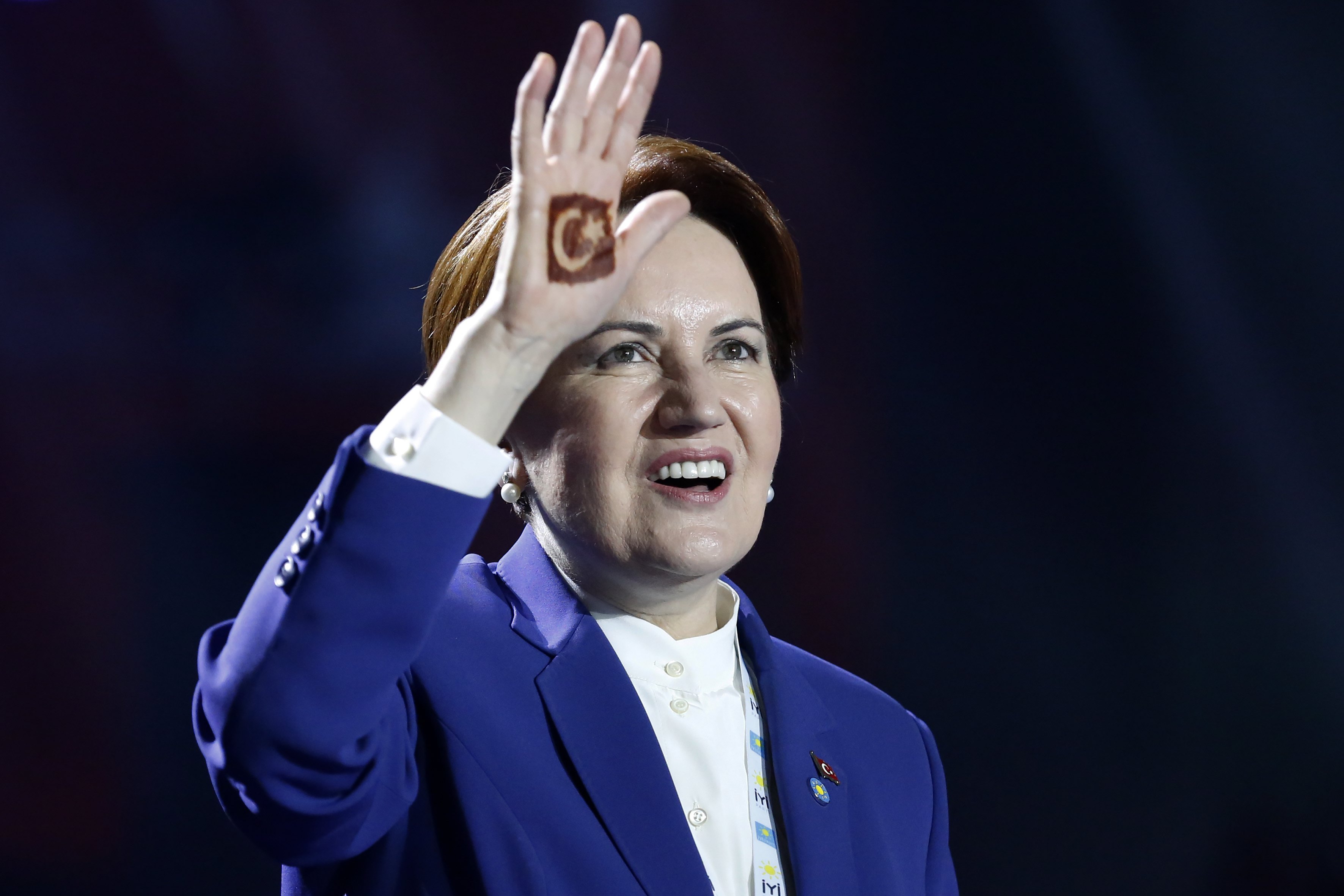 epaselect epa06640254 Meral Aksener, the leader of the Turkish oppositional 'Good Party' (IYI), acknowledges the applause of her supporters during an extraordinary party congress in Ankara, Turkey, 01 April 2018. General elections will be held in Turkey in November 2019 to elect both the President and Grand National Assembly following the local elections in March 2019.  EPA/TUMAY BERKIN