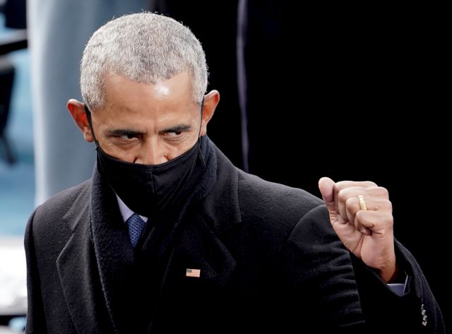 Former U.S. President Barack Obama acknowledges someone during the 59th Presidential Inauguration for President-elect Joe Biden and Vice President-elect Kamala Harris, in Washington, U.S., January 20, 2021. Picture taken January 20, 2021. Greg Nash/Pool via REUTERS