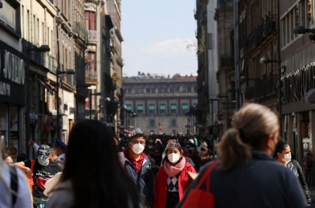 People walk in a crowded street as the coronavirus disease (COVID-19) pandemic continues in Mexico City, Mexico January 13, 2022. REUTERS/Edgard Garrido