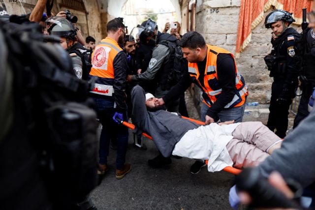 Rescue personnel evacuate an injured man outside the compound that houses Al-Aqsa Mosque, known to Muslims as Noble Sanctuary and to Jews as Temple Mount, in Jerusalem's Old City April 17, 2022. REUTERS/Ammar Awad