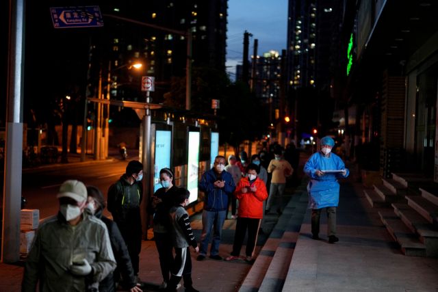 Residents line up for nucleic acid test during a lockdown to curb the spread of the coronavirus disease (COVID-19) in Shanghai, China April 9, 2022. REUTERS/Aly Song