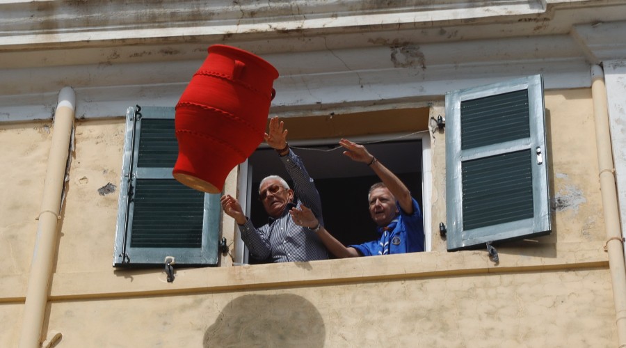 Πρώτη Ανάσταση και το έθιμο των Μπότηδων στην Κέρκυρα, Μεγάλο Σάββατο 23 Απριλίου 2022.
(ΓΙΩΡΓΟΣ ΚΟΝΤΑΡΙΝΗΣ/EUROKINISSI)