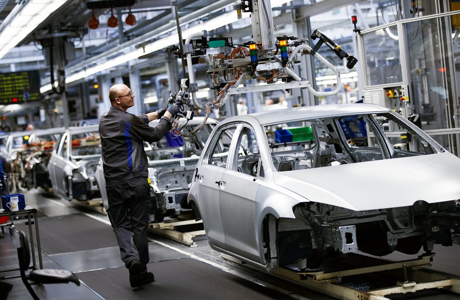 epa05839369 An employee mounts on a car in the production line in the Volkswagen (VW) parent plant in Wolfsburg, Germany, 09 March 2017. Volkswagen is scheduled to hold its annual balance press conference on 13 March 2017.  EPA/CARSTEN KOALL