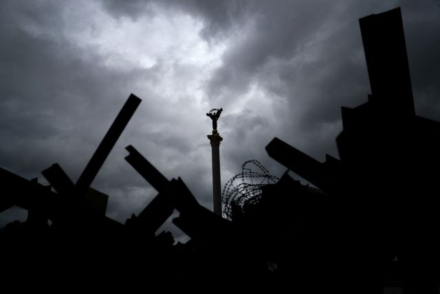 The Independence Monument is pictured through hedgehog anti-tank barricades, as Russia's attack on Ukraine continues, in Kyiv, Ukraine May 22, 2022. REUTERS/Ivan Alvarado