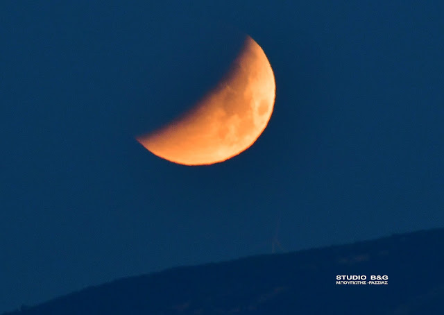 Το ''ματωμένο ''φεγγάρι ,όπως φαίνεται στην πόλη του Ναυπλίου μετά την μερική έκλειψη της Σελήνης, Δευτέρα 16 Μαΐου 2022. Η πανσέληνος  του Μαΐου αποκαλείται από τους αστρονόμους ως «Ματωμένο Φεγγάρι», λόγω της ολικής έκλειψης  της Σελήνης που πραγματοποιήθηκε . Πιο συγκεκριμένα, η έκλειψη αυτή συμβαίνει όταν η πανσέληνος κινείται προς τη σκιά της Γης, η οποία στη συνέχεια θα καλύψει το φεγγάρι, με αποτέλεσμα το φως του πλανήτη μας να διαθλαστεί στις γωνίες της ατμόσφαιράς μας και να καταλήξει στην επιφάνεια της Σελήνης. Με πιο απλά λόγια, η Γη μπαίνει ανάμεσα στη Σελήνη και τον Ήλιο και, έτσι, το φεγγάρι θα πάρει μια ελαφρώς πιο σκούρα, κοκκινωπή απόχρωση, η οποία ευθύνεται και για την ονομασία «Ματωμένη Σελήνη». Στη συγκεκριμένη περίπτωση η έκλειψη θα συμβεί περίπου μιάμιση μέρα προτού το φεγγάρι φτάσει στο περίγειο του, δηλαδή στο σημείο της τροχιά του που είναι το πιο κοντινό στον πλανήτη μας. Η έκλειψη ήταν ορατή  από τη Βόρεια και Νότια Αμερική, καθώς επίσης, σε μικρότερο ή μεγαλύτερο βαθμό, από διάφορα μέρη της Ευρώπης, της Αφρικής και της Ασίας. Στην Ελλάδα υπήρξε μερική σεληνιακή έκλειψη που διήρκησε  περίπου μία ώρα και 45 λεπτά, ξεκινώντας γύρω στις 04:30 της 16ης Μαΐου, με κορύφωση περίπου στις 06:15 π.μ.