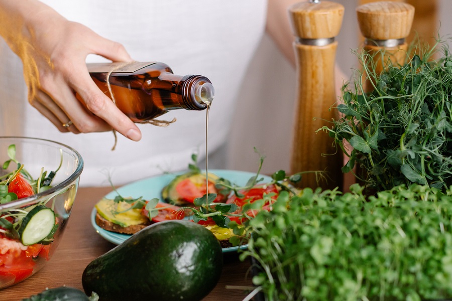 The,Process,Of,Making,A,Healthy,Vegan,Salad,With,Vegetables