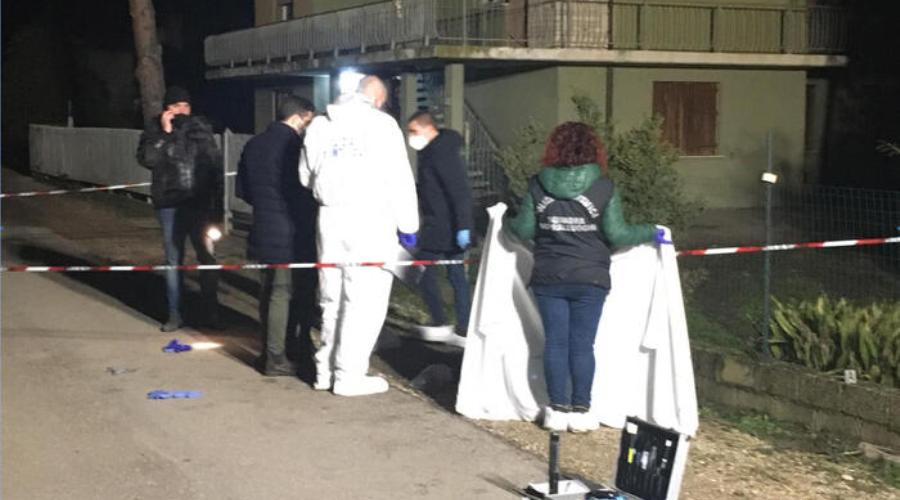 foto omicidio in campo rom a Rovigo, 17enne uccide padre con machete