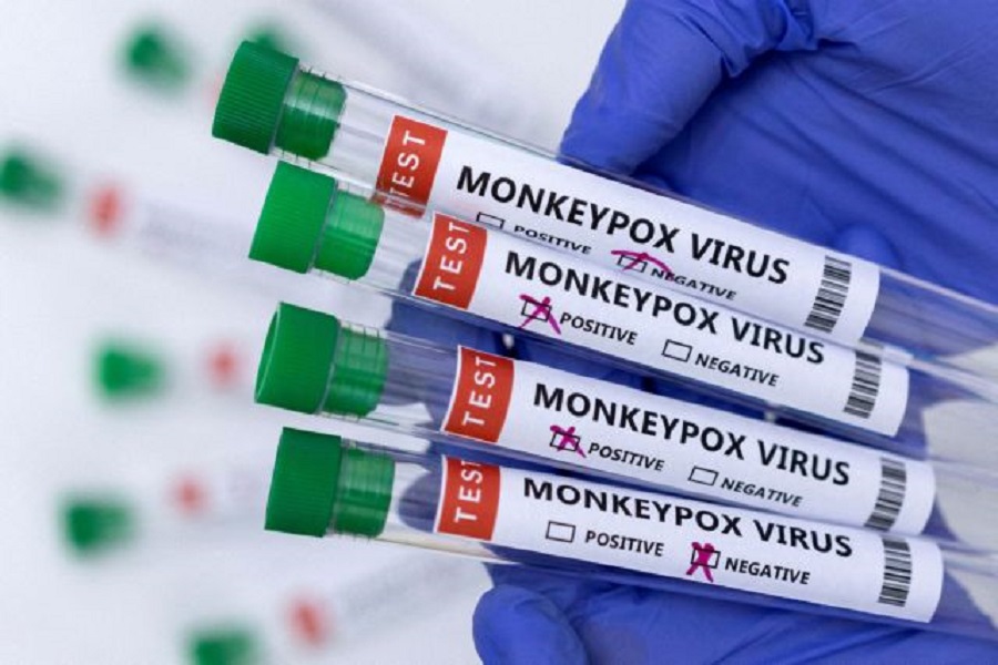 FILE PHOTO: Test tubes labelled "Monkeypox virus positive and negative" are seen in this illustration taken May 23, 2022. REUTERS/Dado Ruvic/Illustration/File Photo