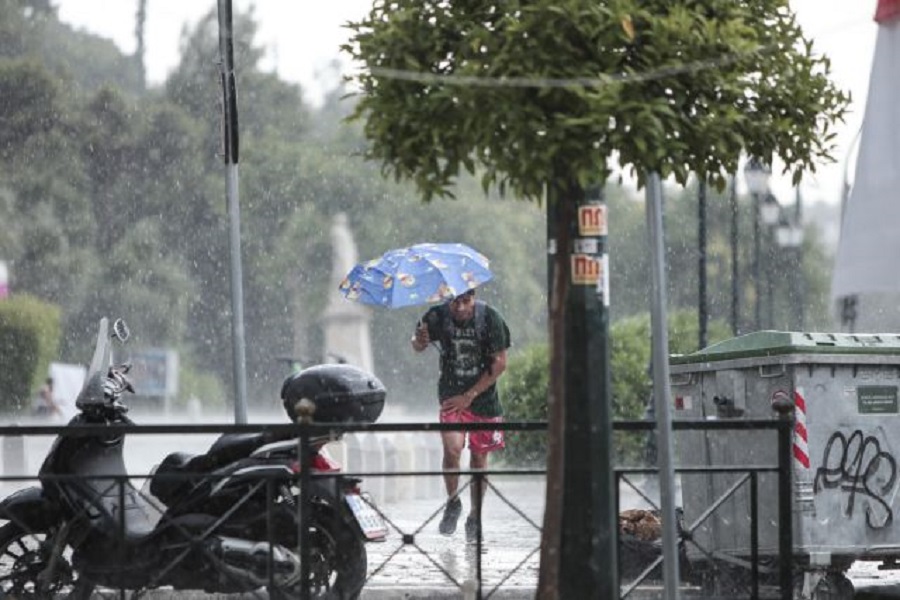 People are trying to protect themselves during a sudden thunderstorm, in Athens, on June 18, 2019 / Ξαφνική μπόρα στο κέντρο της Αθήνας, στις 18 Ιουνίου, 2019