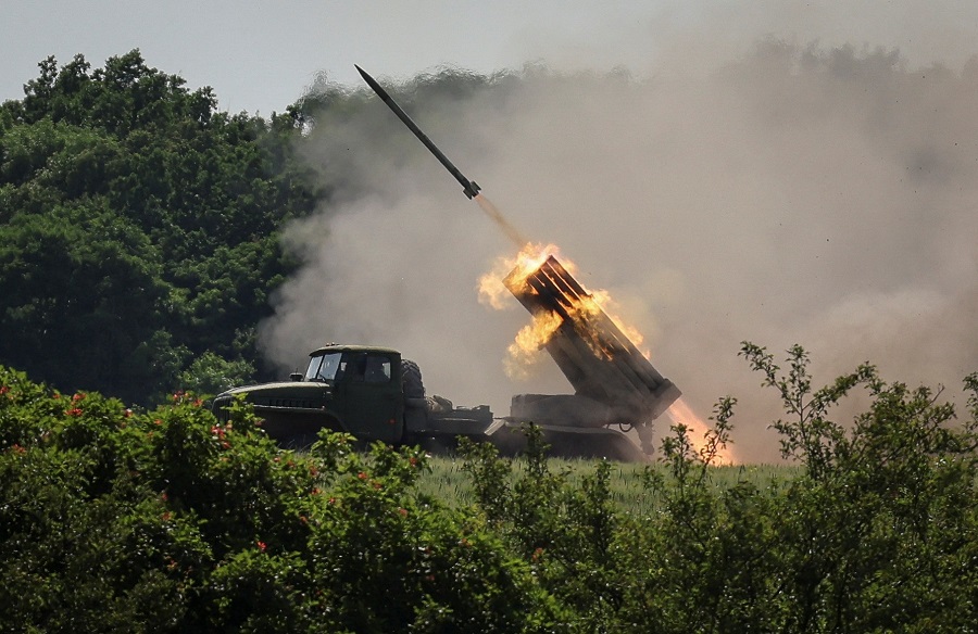 Ukrainian service members fire a BM-21 Grad multiple rocket launch system, near the town of Lysychansk, Luhansk region, amid Russia's attack on Ukraine June 12, 2022. REUTERS/Gleb Garanich