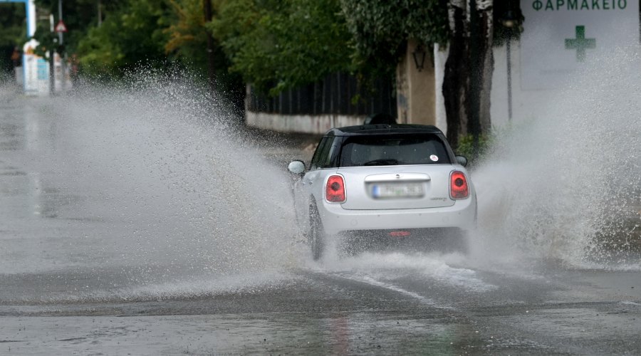 Βροχόπτωση στην Αττική. Στιγμιότυπα απο την περιοχή της Δροσιάς. Δευτέρα 22 Αυγούστου 2022.  (ΚΑΡΑΓΙΑΝΝΗΣ ΜΙΧΑΛΗΣ/EUROKINISSI)