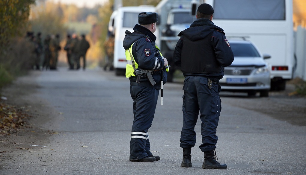 epa04985498 Russian police block the road to the house of Amiran Georgadze who is suspected in murdering four people, in the village of Timoshkino, some 27 km from the town of Krasnogorsk in Moscow region, Russia, 20 October 2015. Krasnogorsk businessman Amiran Georgadze is suspected of killing four people on 19 Ocober 2014. In Krasnogorsk he allegedly shot dead the town's First Deputy Mayor Yury Karaulovand, Krasnogorsk power grids Head Georgy Kotlyarenko, then a person riding a scooter and later his business partner Trestan Zakaidze whose dead body was found by police while searching Georgadze's house in the village of Timoshkino.  EPA/SERGEI ILNITSKY