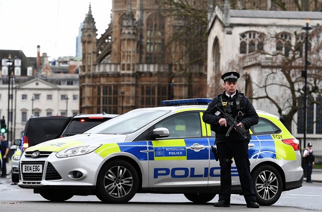 epa05863609 Armed police react following major incidents outside the Houses of Parliament in central London, Britain 22 March 2017. Scotland Yard said on 22 March 21017 the police were called to a firearms incident in the Westminister palace grounds and on Westminster Bridge amid reports of several people injured in central London.  EPA/ANDY RAIN