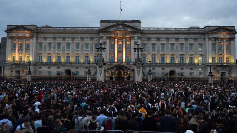 Well-wishers gather outside Buckingham Palace, following the announcement of the death Queen Elizabeth II, in London, UK, on Thursday, Sept. 8, 2022. Queen Elizabeth II, whose reign took Britain from the age of steam to the era of the smartphone, and who oversaw the largely peaceful breakup of an empire that once spanned the globe, has died. Photographer: Chris J. Ratcliffe/Bloomberg via Getty Images