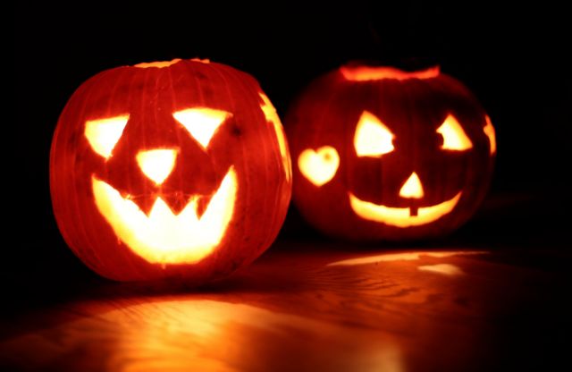 epa06252994 Pumpkins prepared for Halloween on the farm of family Ligges in Kamen, Germany, 08 October 2017. Family Ligges grow up to 200 different pumpkin varieties. The pumpkin harvest is between the end of August and the end of October.  EPA/FRIEDEMANN VOGEL