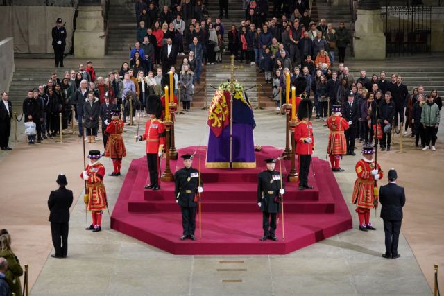 FILE PHOTO: At 06:02am on the day of her funeral the final members of the public pay their respects at the coffin of Queen Elizabeth II, draped in the Royal Standard with the Imperial State Crown and the Sovereign's orb and sceptre, lying in state on the catafalque in Westminster Hall, at the Palace of Westminster, London. Picture date: Monday September 19, 2022.   Yui Mok/Pool via REUTERS/File Photo