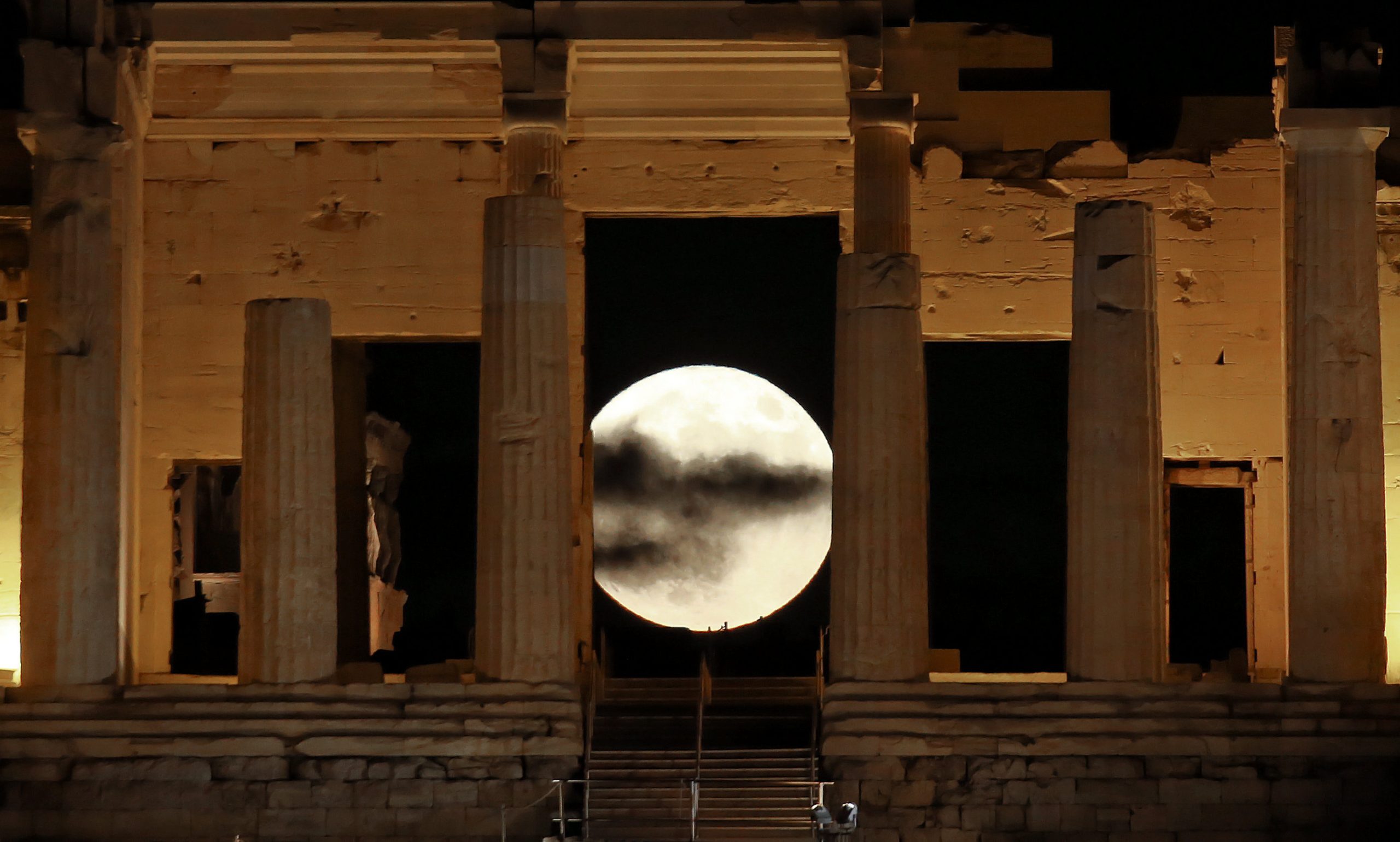 27191178_2016-11-14T174612Z_2036548674_D1BEUMVDEIAA_RTRMADP_3_SUPERMOON-SIGHTING-GREECE-scaled