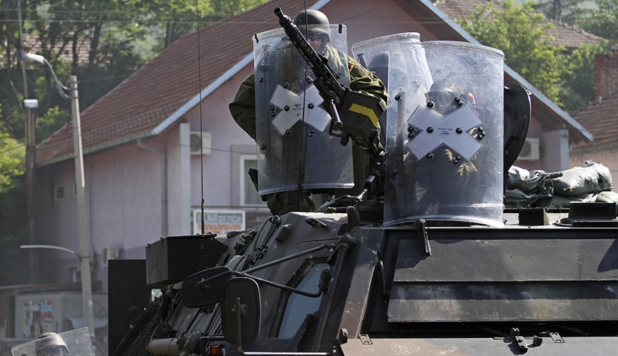 Germany's KFOR soldiers aim their weapons towards Kosovo Serbs during clashes in the town of Zvecan June 1, 2012. At least five Kosovo Serbs and a NATO soldier were wounded in a gunfight on Friday, as peacekeepers tried to dismantle Serb roadblocks blocking traffic, a Reuters witness said..  REUTERS/Bojan Slavkovic  (KOSOVO - Tags: CIVIL UNREST MILITARY POLITICS)