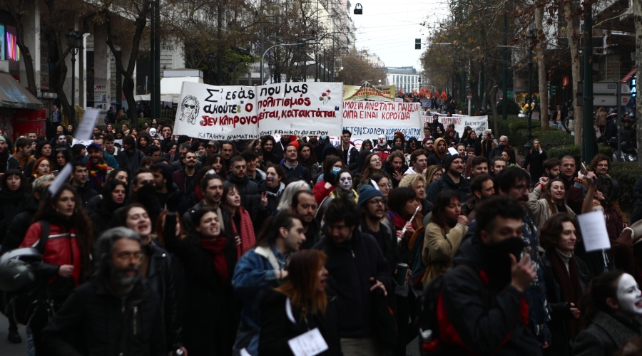 Πανεκπαιδευτικό συλλαλητήριο στην Αθήνα, Τετάρτη 15 Φεβρουαρίου 2023. ΔΟΕ και ΟΛΜΕ έχουν προκηρύξει 24ωρη πανεκπαιδευτική απεργία ενάντια στην ατομική αξιολόγηση, που εφαρμόζεται ήδη στους νεοδιόριστους των σχολείων του Βορείου και Νοτίου Αιγαίου, της Πελοποννήσου και της Κρήτης, για τους οποίους, μάλιστα, η θετική αξιολόγηση αποτελεί και προϋπόθεση μονιμοποίησης.
(ΣΩΤΗΡΗΣ ΔΗΜΗΤΡΟΠΟΥΛΟΣ/EUROKINISSI)