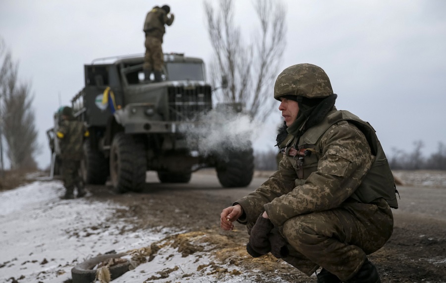 Ukrainian servicemen who fought in Debaltseve are seen near Artemivsk February 19, 2015. Fighting raged in eastern Ukraine on Thursday despite European efforts to resurrect a still-born ceasefire, a day after pro-Russian separatists who spurned the truce forced thousands of government troops out of a strategic town.  REUTERS/Gleb Garanich  (UKRAINE - Tags: POLITICS CIVIL UNREST MILITARY CONFLICT)