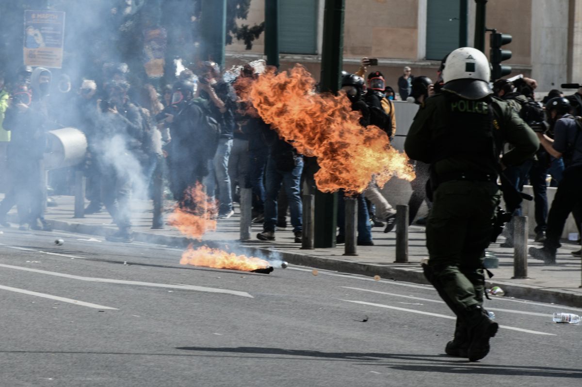 Επεισόδια στο Σύνταγμα κατά τη διάρκεια του συλλαλητηρίου για τα θύματα του πολύνεκρου σιδηροδρομικού δυστυχήματος στα Τέμπη, Κυριακή 5 Μαρτίου 2023. 
(ΤΑΤΙΑΝΑ ΜΠΟΛΑΡΗ/EUROKINISSI)