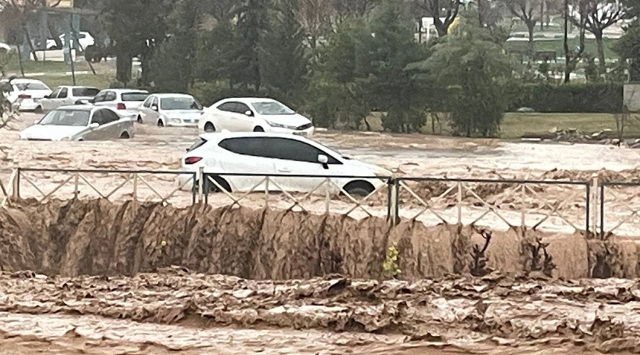 Şanlıurfa'da sağanak kentteki derelerin taşmasına neden oldu