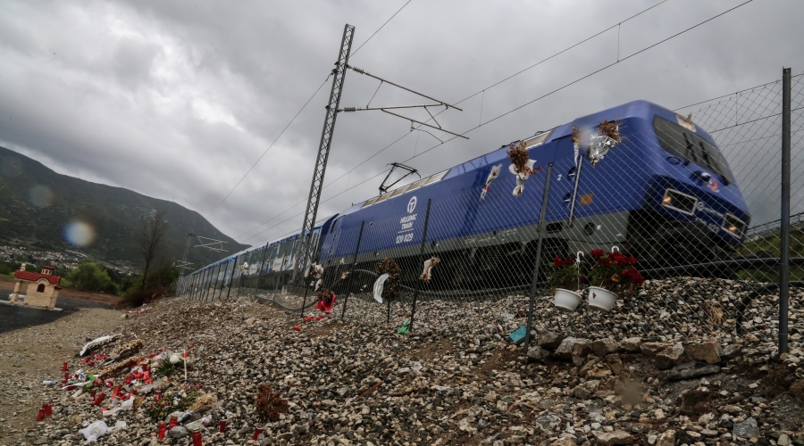 Η αμαξοστοιχία Intercity που εκτελεί το πρώτο δρομολόγιο Θεσσαλονίκη - Αθήνα στα πλαίσια της επανεκκίνησης του σιδηροδρόμου, διέρχεται από το σημείο της πολύνεκρης σύγκρουσης των αμαξοστοιχιών στα Τέμπη, Δευτέρα 3 Απριλίου 2023.
(ΛΕΩΝΙΔΑΣ ΤΖΕΚΑΣ/EUROKINISSI)