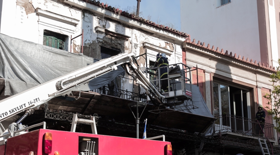 Πυρκαγιά σε εγκαταλελειμμένο κτίριο στην οδό Αιόλου στην Αθήνα, Δευτέρα 24 Απριλίου 2023. Στο σημείο επιχείρησαν 18 πυροσβέστες, με πέντε οχήματα και ειδικό βραχιονοφόρο όχημα.
(ΚΩΣΤΑΣ ΤΖΟΥΜΑΣ/EUROKINISSI)