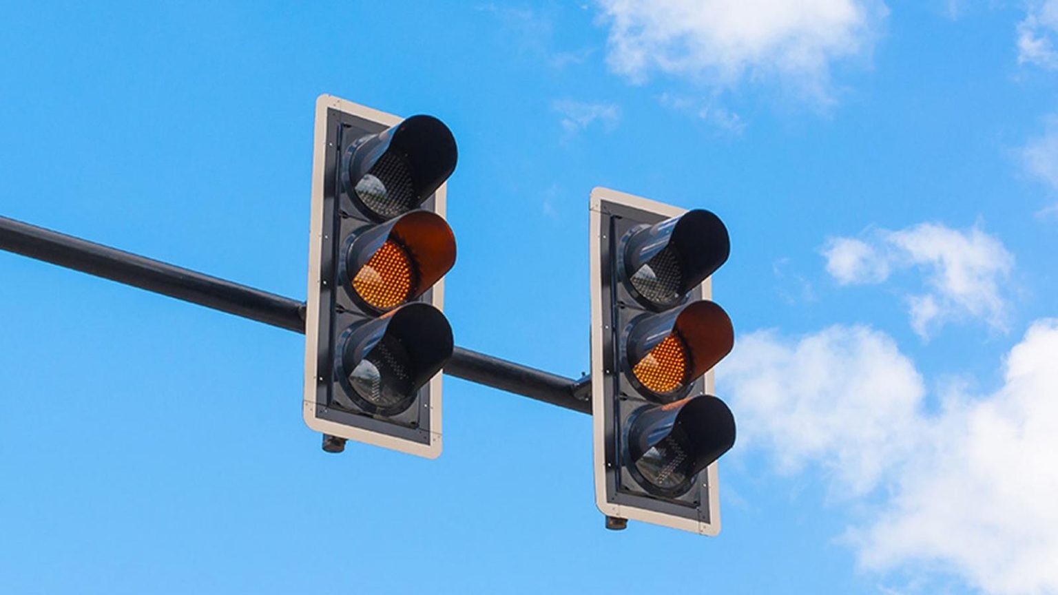 Yellow-traffic-light-1-1536x864