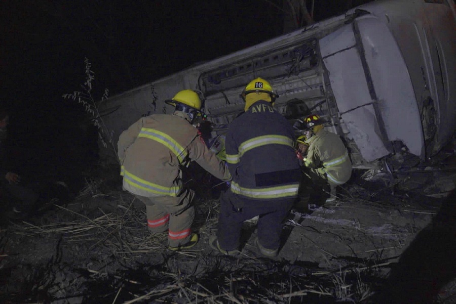 Emergency personnel work on the site where a bus carrying tourists traveling to Guayabitos overturned, in Compostela, Nayarit state, Mexico in this handout image obtained from social media April 30, 2023. Secretaria de Seguridad y Proteccion Ciudadana de Nayarit/Handout via REUTERS    THIS IMAGE HAS BEEN SUPPLIED BY A THIRD PARTY. MANDATORY CREDIT. NO RESALES. NO ARCHIVES