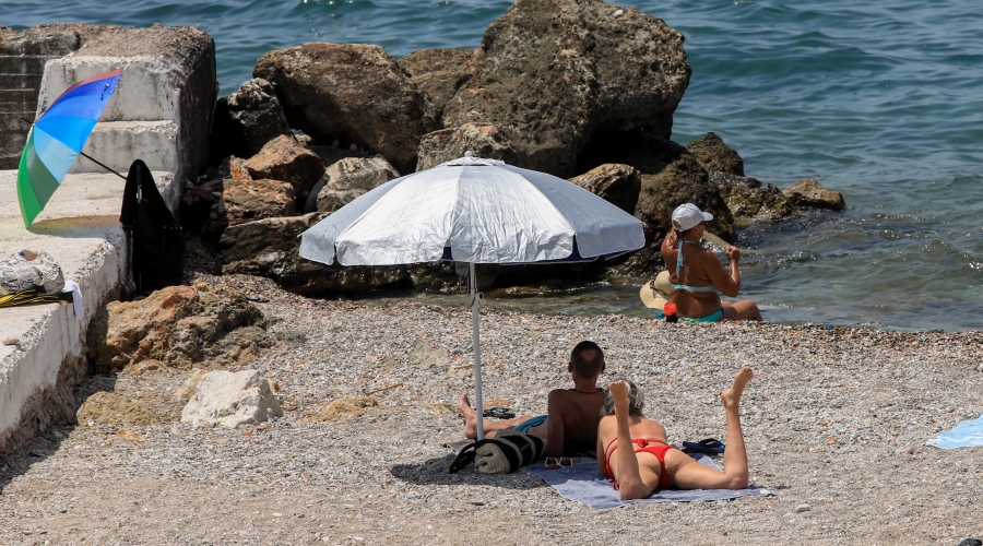 ΚΥΡΙΑΚΗ ΤΩΝ ΕΚΛΟΓΩΝ ΓΕΜΙΣΑΝ ΟΙ ΠΑΡΑΛΙΕΣ ΤΗΣ ΑΤΤΙΚΗΣ (ΓΙΑΝΝΗΣ ΠΑΝΑΓΟΠΟΥΛΟΣ/ EUROKINISSI)