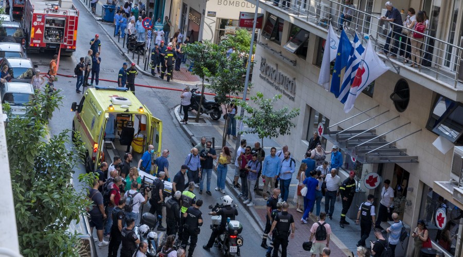 Πυρκαγιά σε κτήριο ιδιωτικής κλινικής στην οδό Μητροπόλεως στην Θεσσαλονίκη, Τρίτη 11 Ιουλίου 2023. Οι ασθενείς απομακρύνθηκαν άμεσα. Η φωτιά ξέσπασε από άγνωστες μέχρι στιγμής συνθήκες στον ημιώροφο, χωρίς να επεκταθεί.
(ΜΟΤΙΟΝΤΕΑΜ)