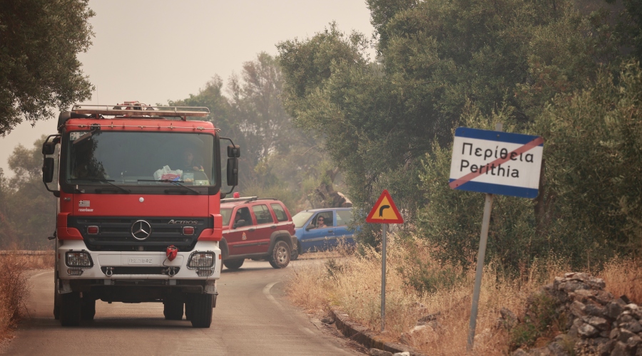 Τρίτη ημέρα μαίνεται η πυρκαγιά στην βόρεια Κέρκυρα, Τρίτη 25 Ιουλίου 2023. Στο σημείο επιχειρούν πεζοπόρα τμήματα της πυροσβεστικής, εθελοντές και κάτοικοι, ενώ κάνουν ρίψεις και ελικόπτερα.
(ΓΙΩΡΓΟΣ ΚΟΝΤΑΡΙΝΗΣ/EUROKINISSI)