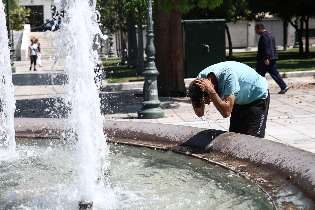 Athens; heat; heat wave; heatwave; high temperature; hot weather; summer; sun; Syntagma square; temperature wave; weather; Πλατεία Συντάγματος; ήλιος; ζέστη; θερμοκρασία; καιρός; καλοκαίρι; καύσωνας; σύνταγμα; υψηλές θερμοκρασίες;