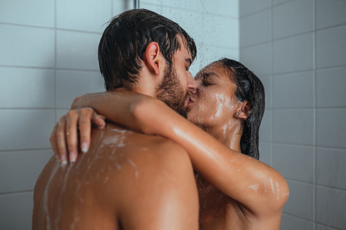 couple-shower