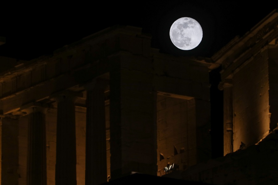 The “ pink “ full moon rises over the Acropolis hill in Athens, on April 8, 2020 / Η “ ροζ “ πανσέλληνος ανατέλει πάνω απο τον Βράχο της Ακρόπολης, στην Αθήνα, 8 Απριλίου, 2020